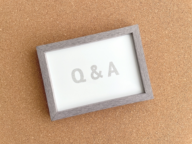 「Q&A」と書かれたフォトフレーム